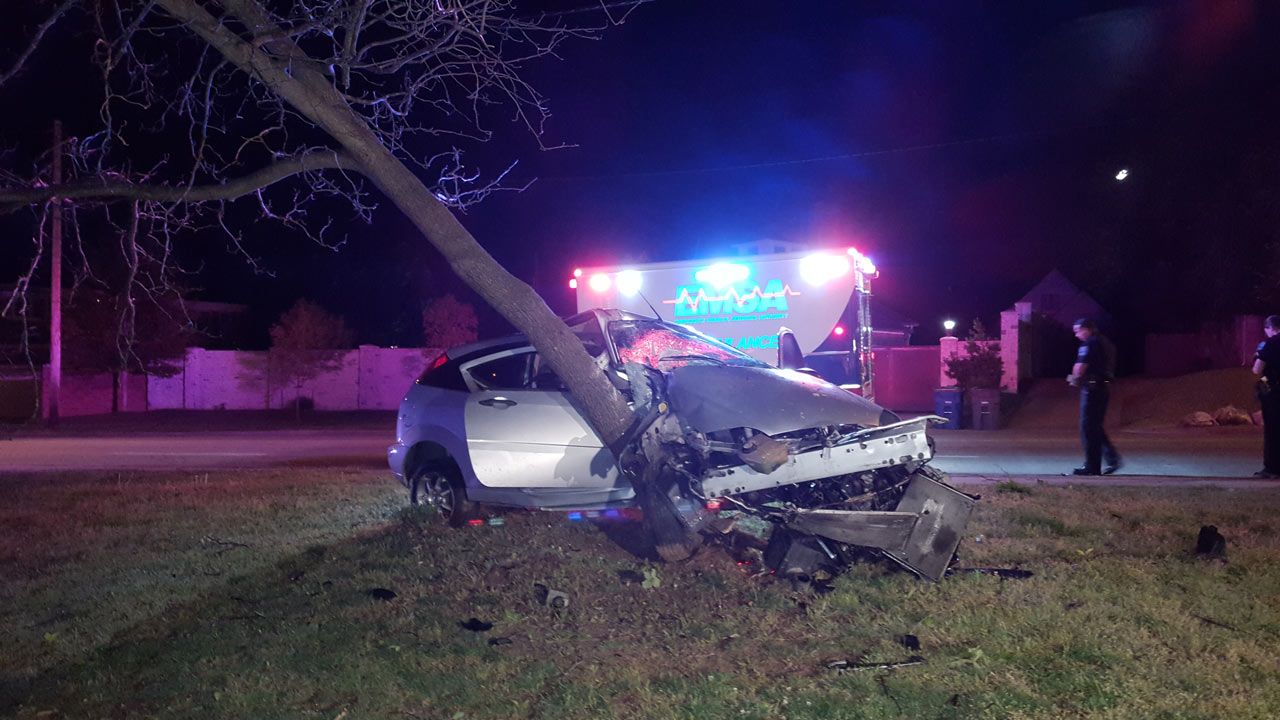 Police: Car Slams Into Midtown Tulsa Tree