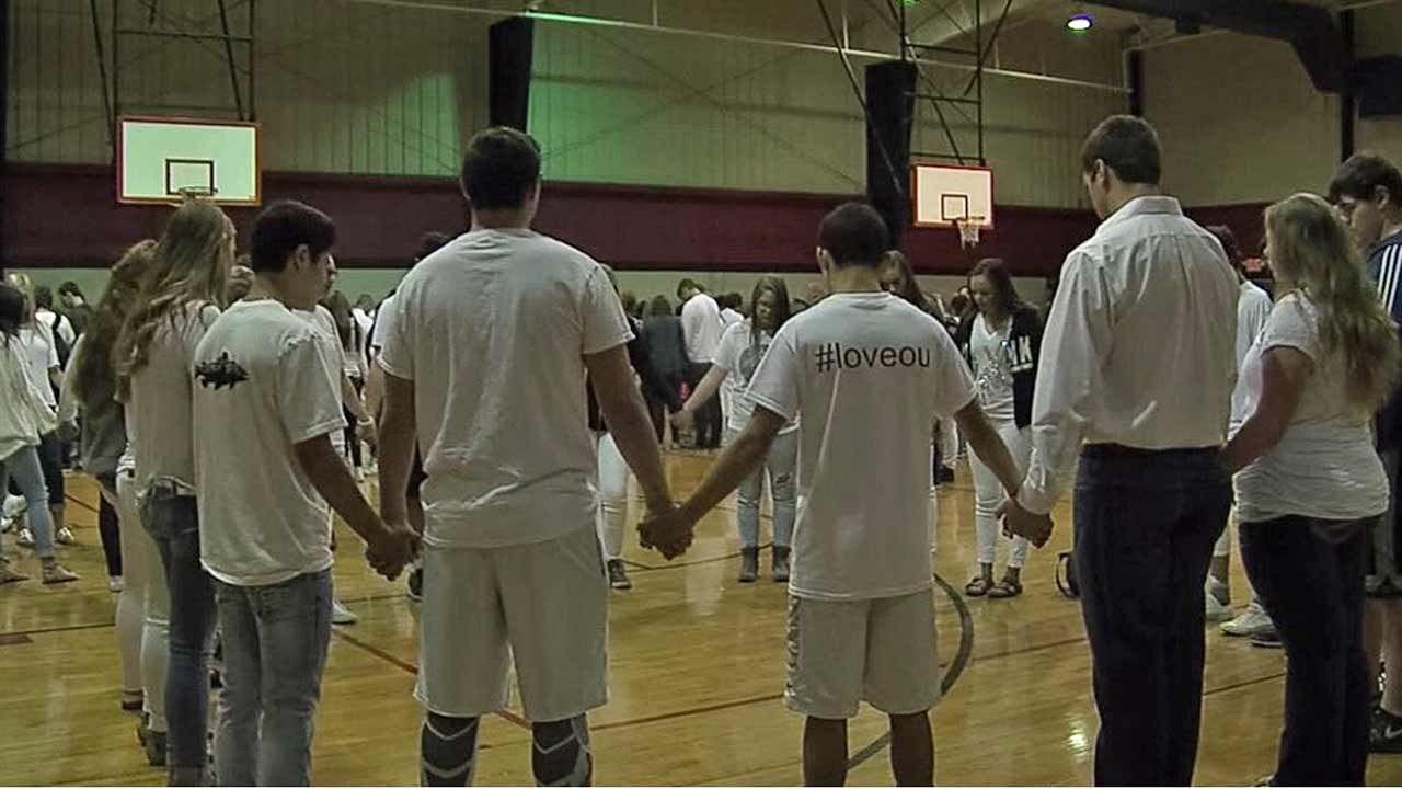 Owasso Students Hold Prayer Vigil For Teacher Killed In Crash