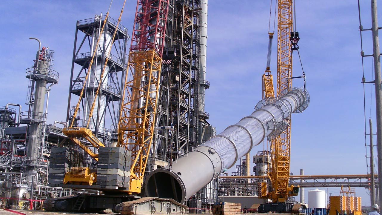 Tulsa Refinery Begins Installing Giant Naphtha Splitter