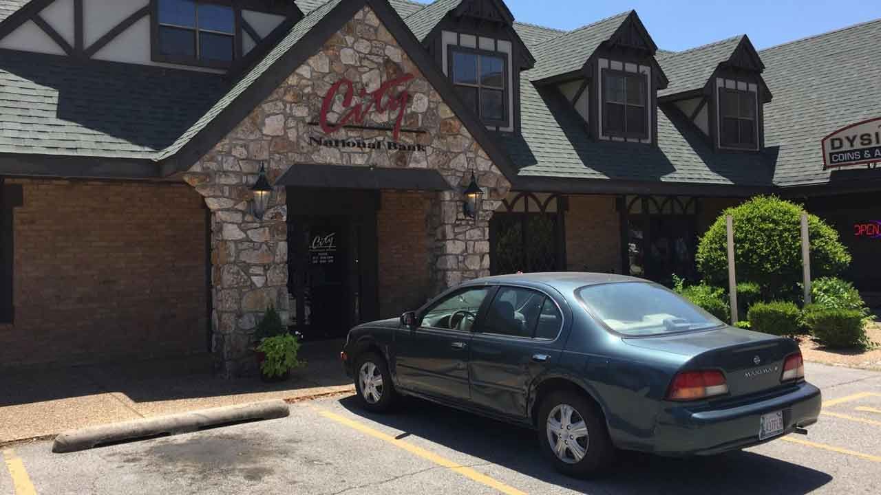 Employees Refuse To Open Doors To Tulsa Bank Robbers