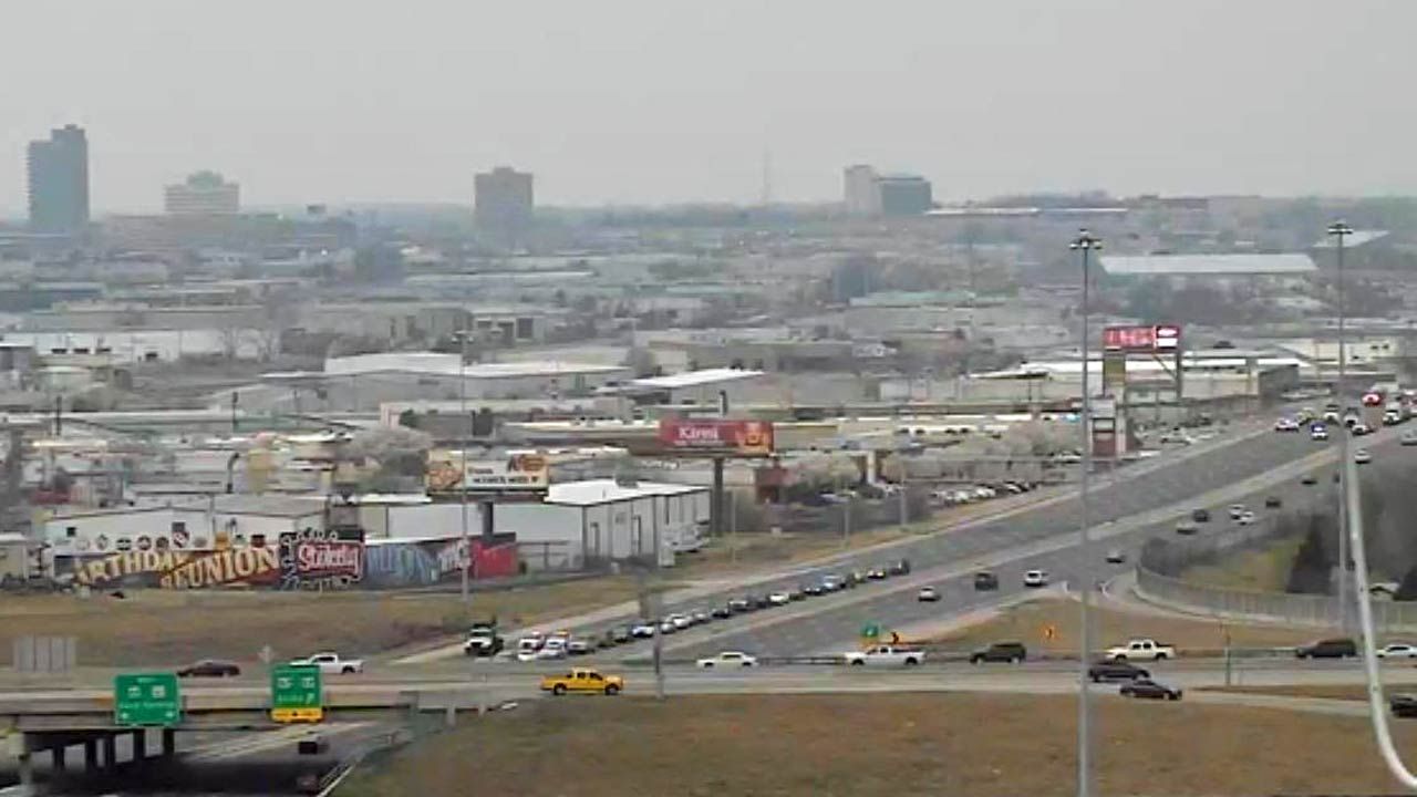 BA Expressway Briefly Shut Down After Truck Loses Load