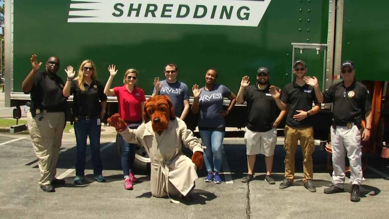 Crime Stoppers, Deputies Hold Shredding Event In Tulsa