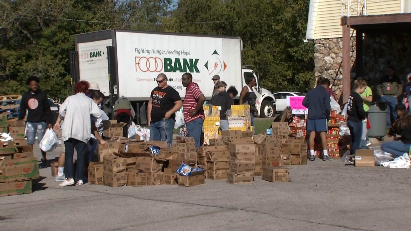 Sperry Students Team Up With Tulsa Co. Deputies To Feed The Hungry
