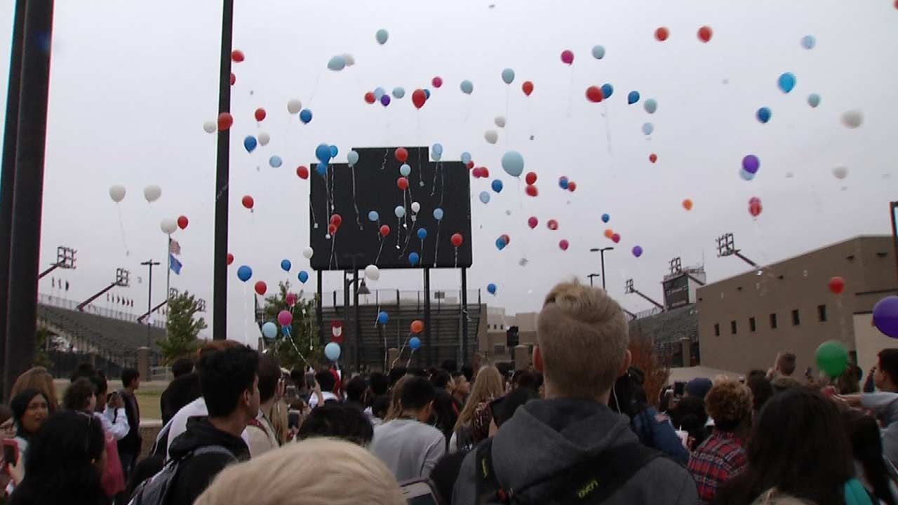 Students Remember Teacher, Entertainer, With Balloon Release