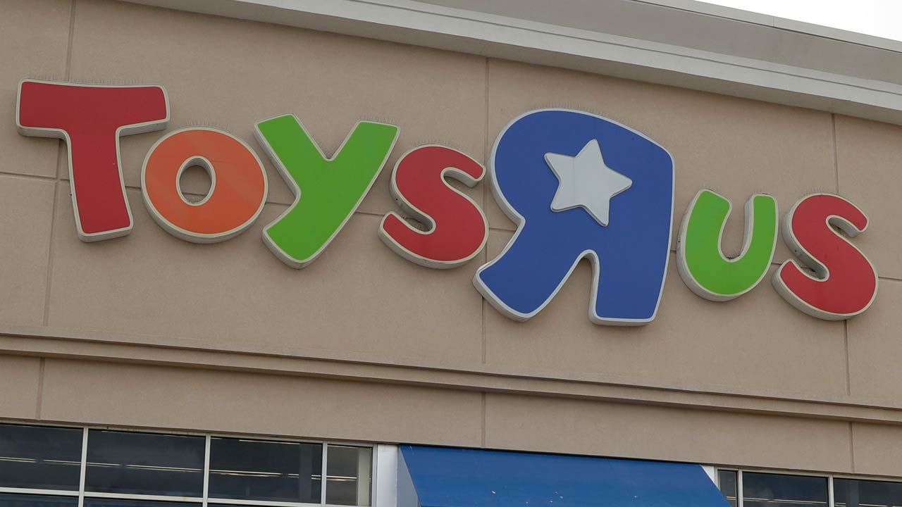 Secret Santa Couple Pays Off $10K In Layaway Orders