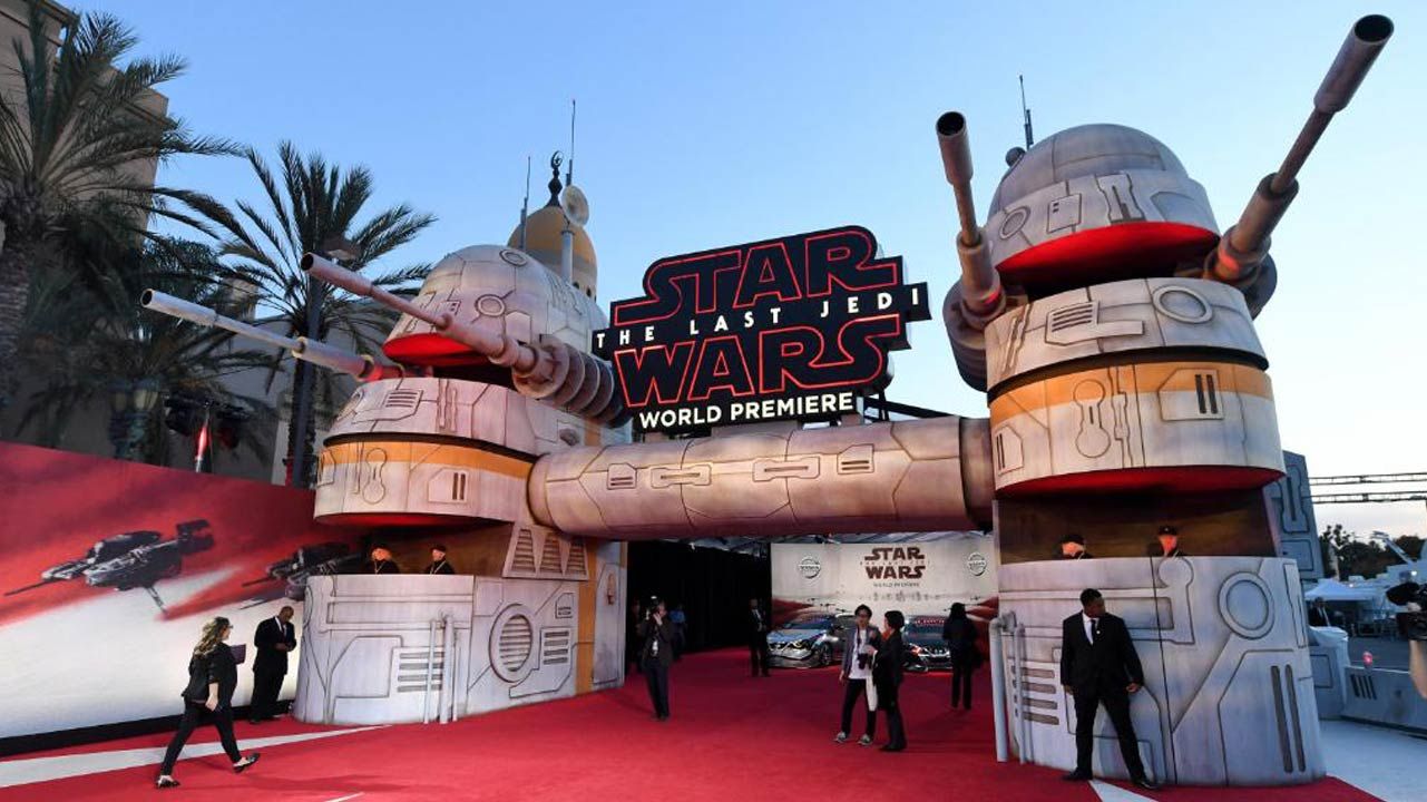 Early Praise For 'The Last Jedi' After Jam-Packed World Premiere