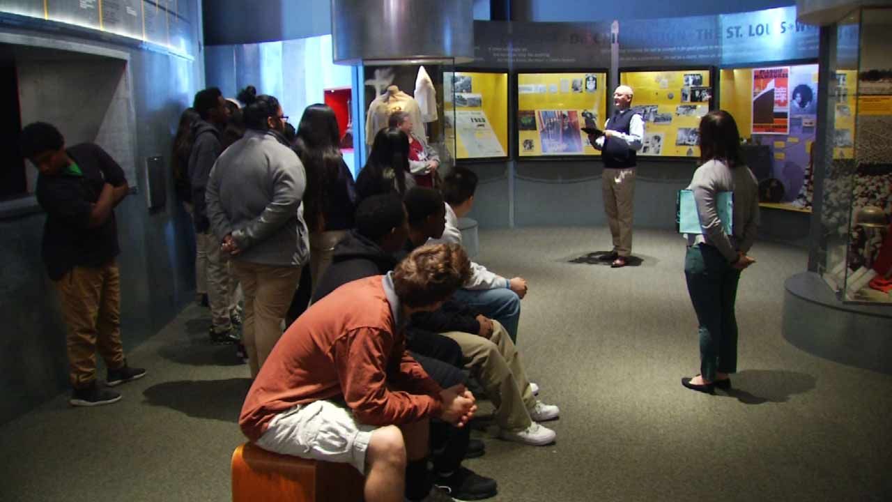 Tulsa 8th Graders Tour Sherwin Miller Museum Of Jewish Art
