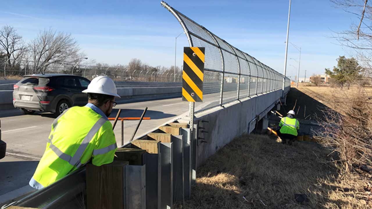Tulsa Pipe Break Leaks Water Onto Highway 11
