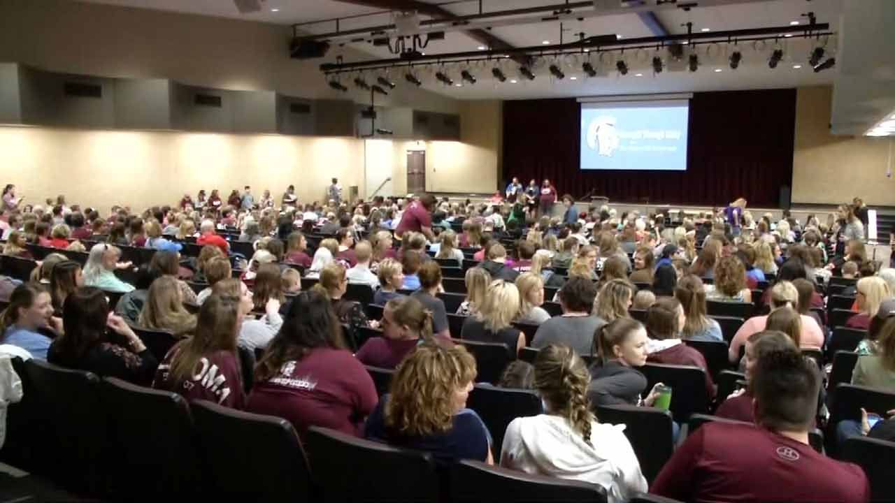 Jenks Parents, Students Welcome Back Teachers After Walkout