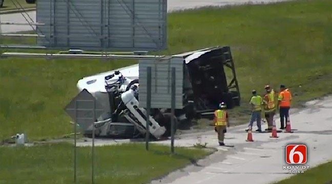 Overturned Semi Closes Ramp To Highway 75 In West Tulsa