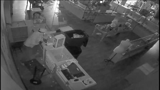 Man Caught On Video Stealing Jewelry From Tulsa Store