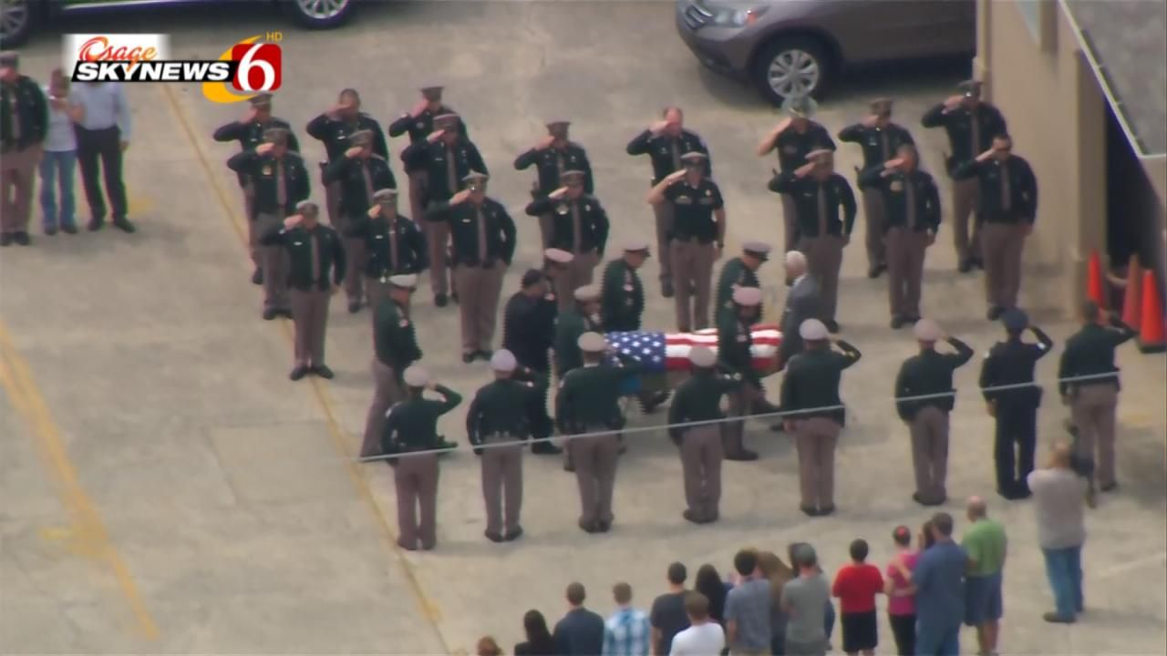Sapulpa Community Gives Fallen Officer Hero's Welcome