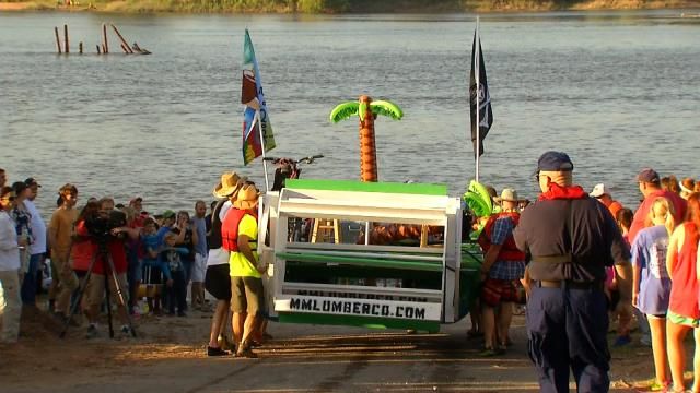 Crowds Line Up As Great Raft Race Floats On