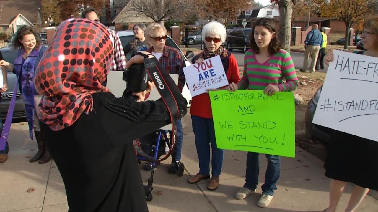 Tulsa Christians, Muslims Stand Together For Peace