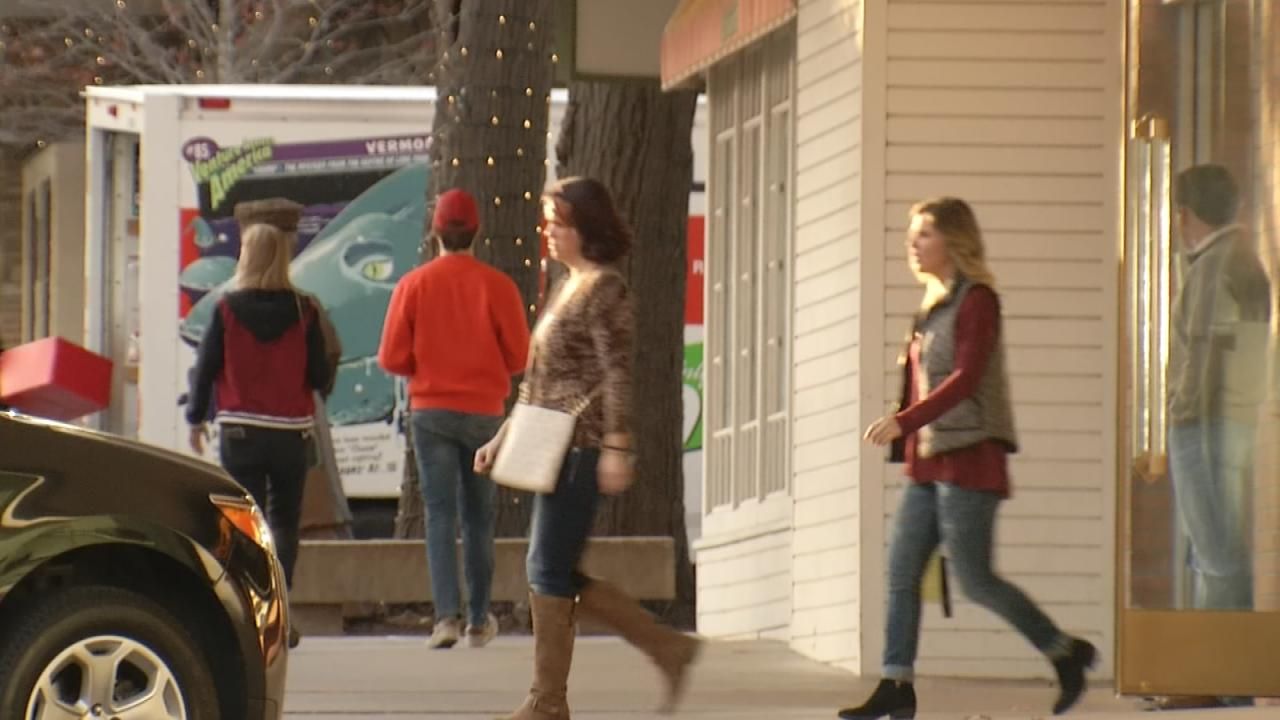 Last-Minute Christmas Shoppers Flock To Utica Square Stores